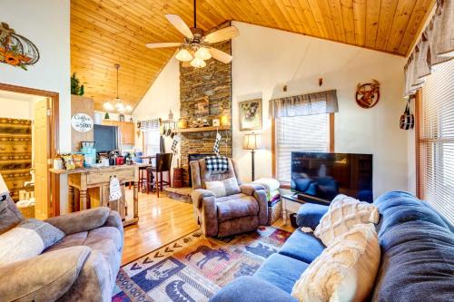 Scenic Marble Cabin w/Fire Pit!