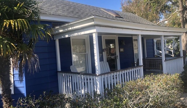 Sea breezes and sun in historic old town Beaufort, a block from the water!