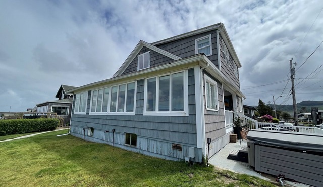 Seaside Beachfront Home on Prom in Seaside