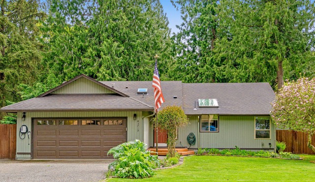 Secluded abode with park-like yard, fast WiFi & play set - nearby river access in North Bend