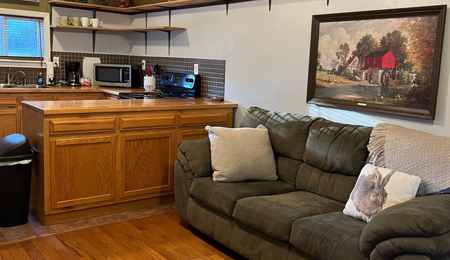 Secluded Cottage on 13 wooded acres – 10 min to UA