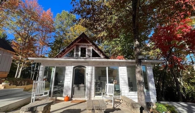 SECLUDED MOUNTAIN GETAWAY WITH MOUNTAIN VIEWS/PRIVATE LAKE ACCESS/PET OK/WIFI