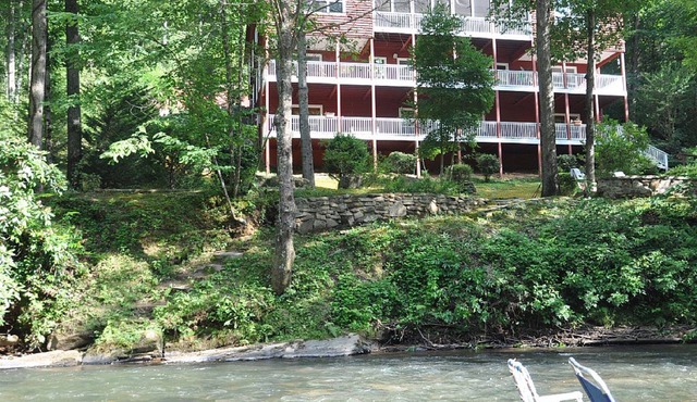 Secluded riverfront getaway in heart of wine country. 5 bedrooms & 5 bathrooms