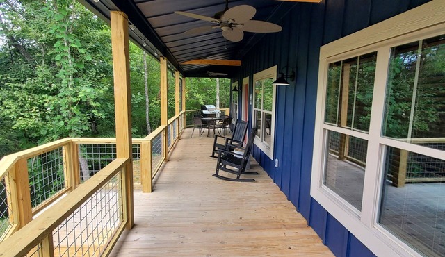 Secluded Smoky Mountain Cabin. Hot Tub, Pet-Friendly, 5 minutes from Bryson City