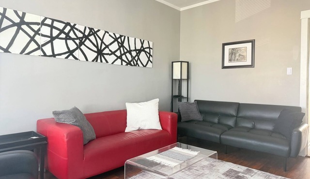 Serene Avondale Triangle Apartment I Near Wrigley/Transit