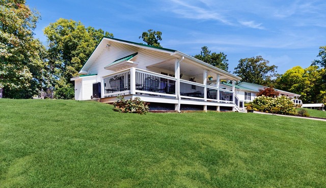 Serene home with amazing views, wifi, and front porch w/swing