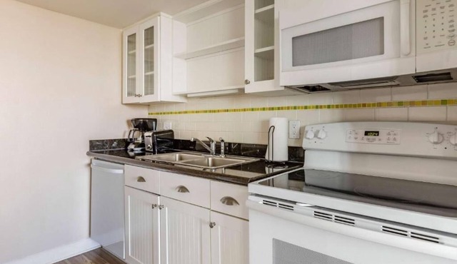 Serene Oceanfront Retreat in 4 Rooms with Full Kitchen & Outdoor Pool Fun