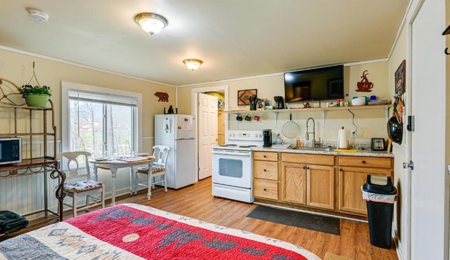 Shared Hot Tub & Fire Pit: Tranquil Whittier Gem!