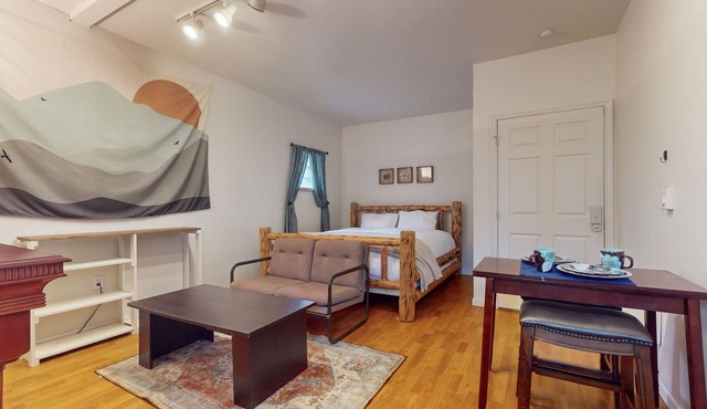 Ski side studio unit with fireplace, desk/chair and Wifi in Snoqualmie Pass
