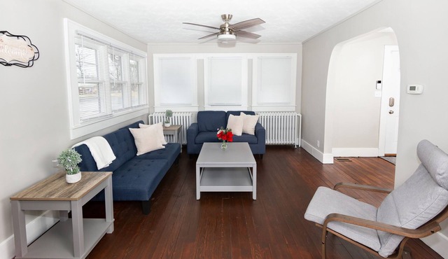 Sleeps 11! Huge 4 bd 2.5 ba Updated Farmhouse, 12 min to Downtown!