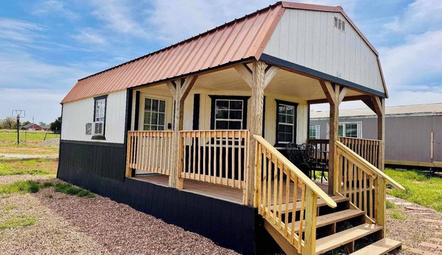 Small Cozy studio cottage with private bathroom and kitchenette. Outside Town. in Stillwater