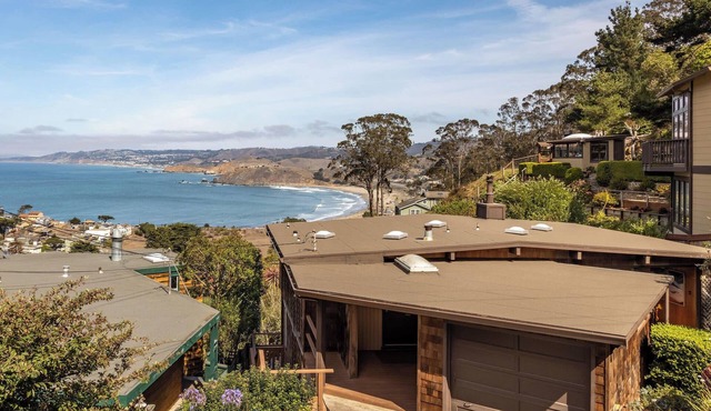 Small Home with Ocean View walk to Restaurants, Brewery, Shops, Beach in Pacifica