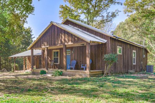 Smart TV + Spacious Yard: Peaceful Pope Retreat