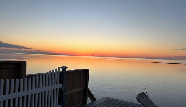 Smith Beach cottage w/private sunset