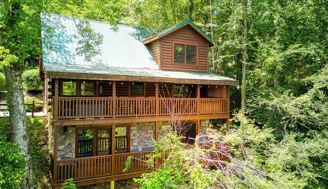 Smoky Mountain Escape-Hot Tub, Game Room, & Resort Pool , WIFI