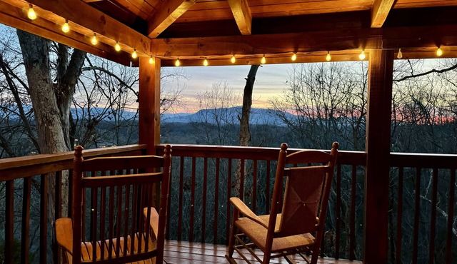 Smoky Mountains Cabin w/Hot Tub + Arcade – Pigeon Forge Area!