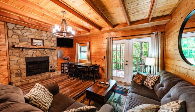 Smoky mountains secluded couples retreat cabin in Franklin!