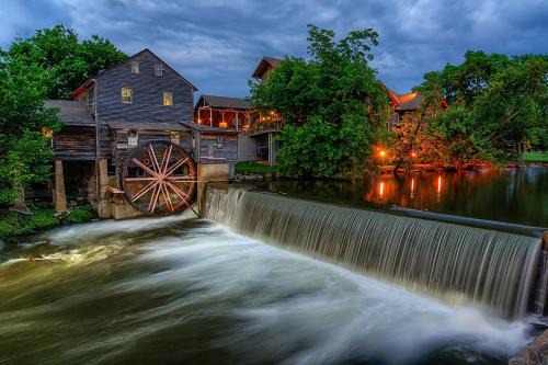 Sneaky Bear Getaway, Hot Tub, WIFI, 560 FREE tickets each paid day!