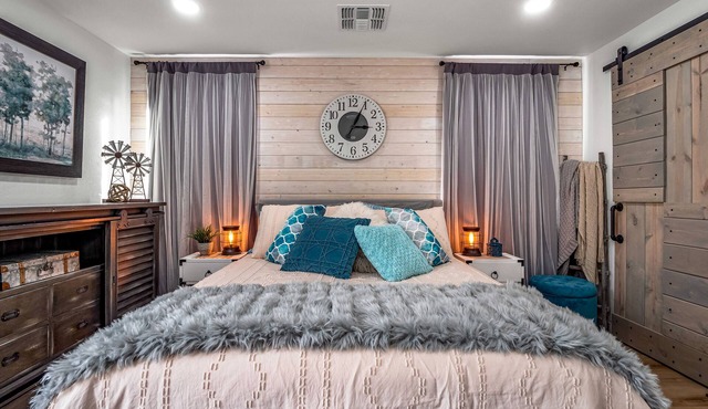 So charming! Perf for Graduation, Fam vacation, golf, and visiting colleges! in Phoenix