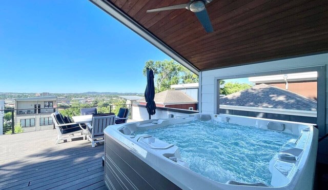 Song Writer`s Retreat with Hot Tub - Near Broadway