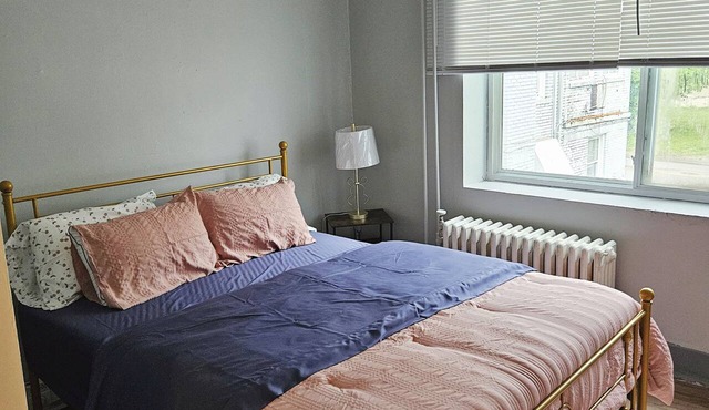 Spacious 1 bedroom apartment with 2 queen bed in charming Eden