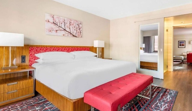 Spacious 1BR King Stay| Free Breakfast, Kitchenette & Indoor Pool Access