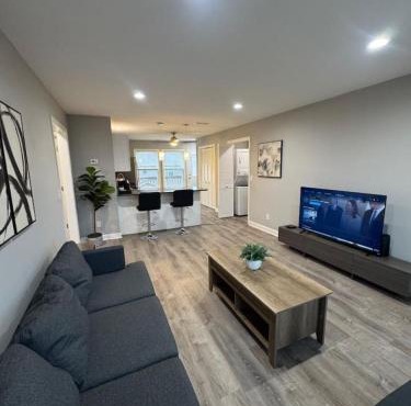 Spacious 2BR Apt with Balcony and 2 King Beds Sleeps 6 in South Beloit