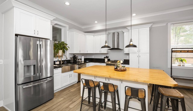 Spacious 3 BDR in Desirable Over-the-Rhine Area – Sleeps 10, 1 Mile to Downtown in Cincinnati