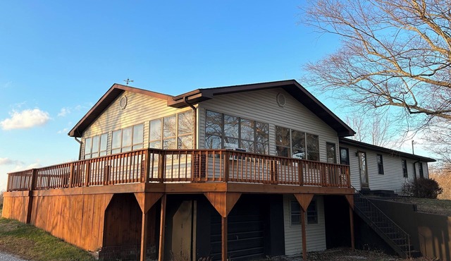 Spacious 3-bedroom house on secluded 44 acres in Elizabethtown. Full amenities!