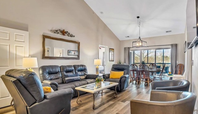 Spacious, 3 SUITE Condo! Close to SDC!