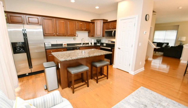 Spacious 3BR 3.5 bath Townhome w/Garage (123P)