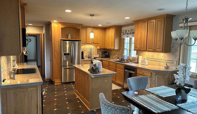 Spacious 4-bedroom house in terrific Menomonee Falls with WiFi, AC in Menomonee Falls