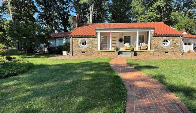 Spacious 4-bedroom house on golf course. 1 mile to Elon.