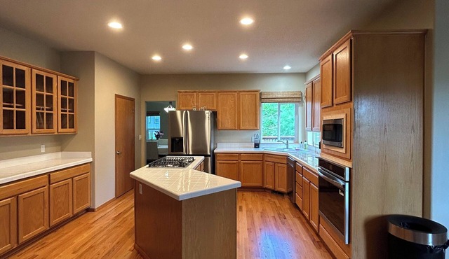 Spacious 4-bedroom house in charming Gresham with WiFi, AC, kitchen appliances, in Gresham