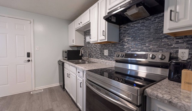 Spacious 4-bedroom house in amazing Indianapolis with WiFi, fitness room