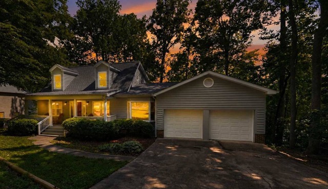 Spacious 4 BR Retreat near Lake Norman with deck