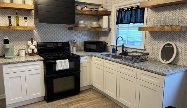 Spacious 4BD 3BA, Mins to NIU. Business & Corporate Travel, Pet Friendly!
