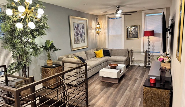 Spacious 5-bedroom, 2.5 baths Coach House in East Pilsen with A/C and WIFI