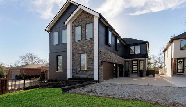 Spacious 5 BR Home w/Pool, Outdoor Grill + Bar
