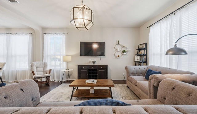 Spacious 5BR Home w/Theater Near Randolph AFB in Converse