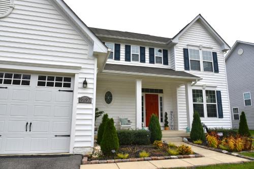 Spacious 5BR w/parking near DC Sleeps 12