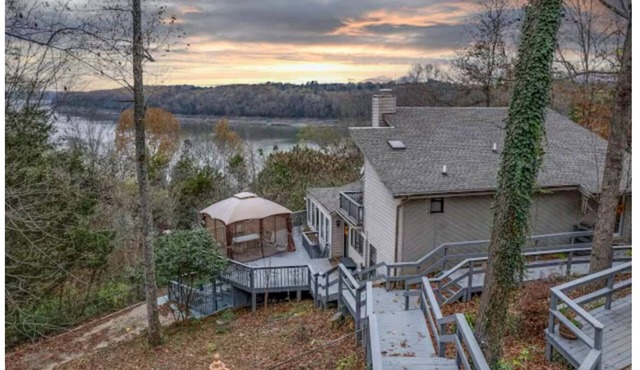 Spacious 6-bedroom house in welcoming Bronston, minutes to Lake Cumberland