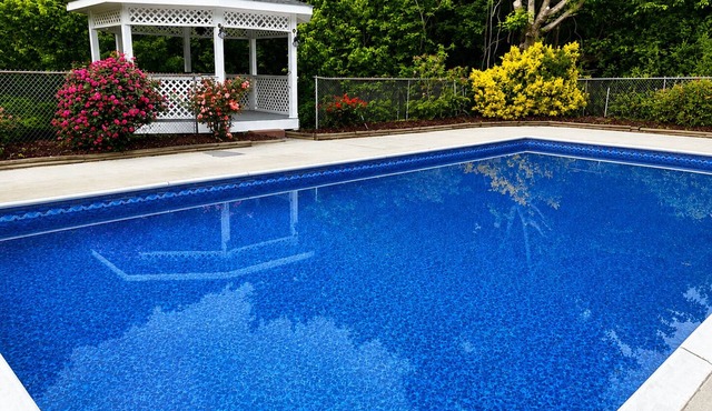 Spacious 6-bedroom house with pool and easy access to Hatfield McCoy Trails