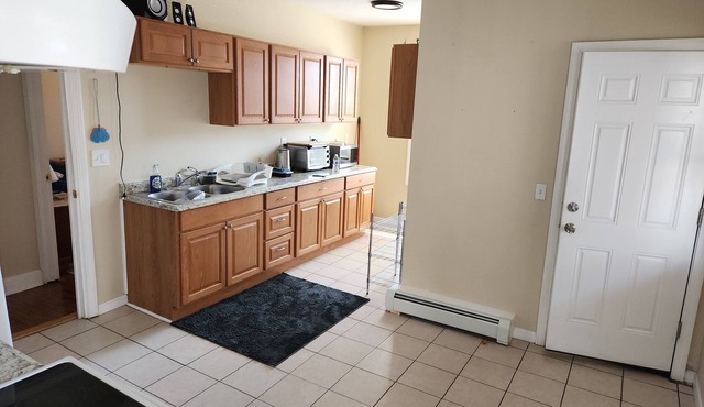 Spacious 6-bedroom house in welcoming Springfield with AC, WiFi in Springfield