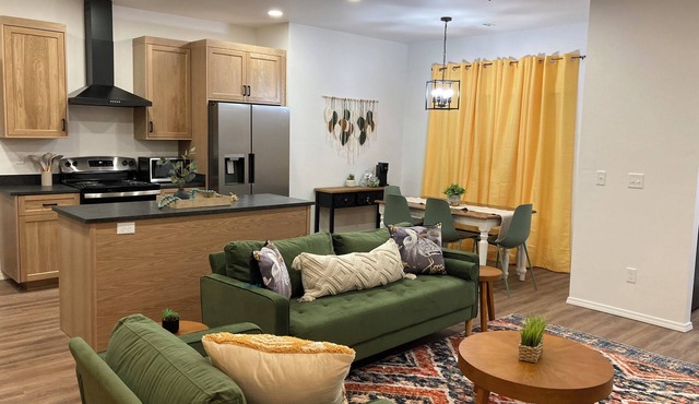 Spacious 6-BR -both sides of duplex- house near PDC & WT in Canyon