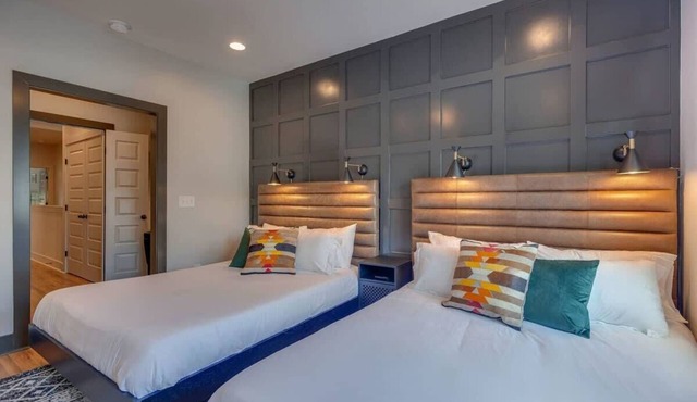 Spacious And Walkable East Nash Designer Twin Homes, Sleep 20 With Smart TVs, Workspaces And Fast WiFi, 2 Garages And Full Kitchens, Walk to Mas Tacos, 10 Min To Broadway, 24 Hr Hospitality