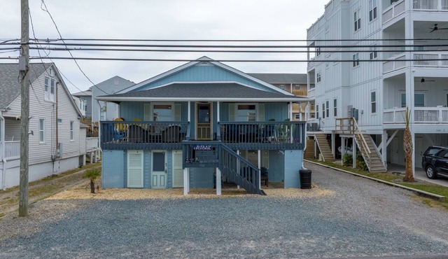 Spacious Beachy Bungalo One Block From the Ocean