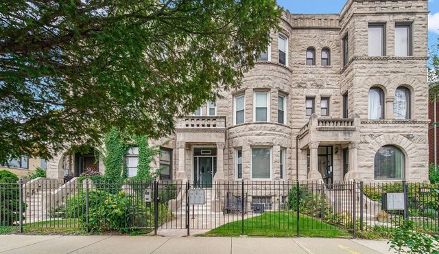 Spacious Bronzeville Apartment in Chicago