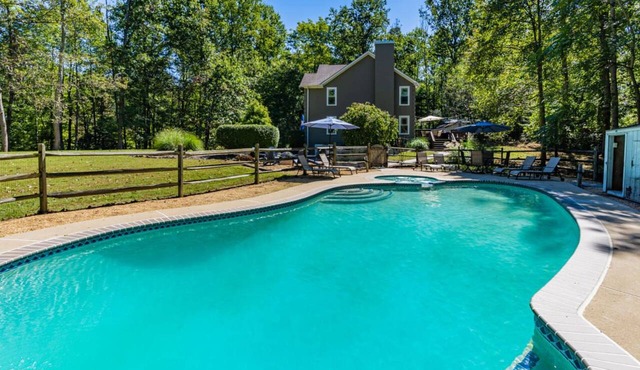 Spacious, Clean 5BR w/Heated Pool and Spa on 8 Acres in Horse & Wine Country in Marshall