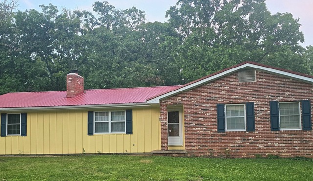 Spacious Cozy Stay with Back Patio & Family-Friendly Extras. Near S&T and I-44